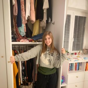 Karolína Kubánková Instagram - Ako ste prežili prvý deň online vyučovania? Ja som mala na jar pocit, že je to lepšie. Že to má svoje výhody. Nemusím každý deň riešiť, čo si oblečiem, nemusím tak skoro vstávať a vlastne nemusím vyliezť z domu. Ale teraz si po prvom dni hovorím, čo s tým všetkým oblečením v skrini?! A nie že by mi chýbali učitelia ale kamošky a prestávky aj hej 😂 No nič, musíme to vydržať! 😷 #budmezodpovedny #stayhome #onlinevyucovanie