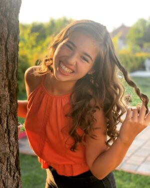 Karolína Kubánková Instagram - Rovné vlasy či vlnité? Väčšinou chce každý to, čo prirodzene nemá. Mne sa vlny robia ťažko, ale s konickou kulmou od @rowenta_czsk je to rýchle a jednoduché 😉 #rowenta #kulma #konickakulma #ucesy