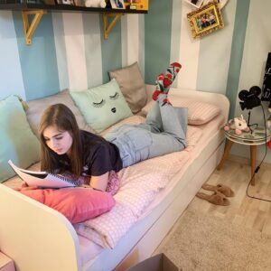 Karolína Kubánková Instagram - Dorazila mi krabica plná scenárov k novému projektu, ktorý budem v lete nakrúcať. Čítam a smejem sa jak blázon. Je to fakt vtipné 😂 #novyprojekt #tvjoj #comedy #novapostava