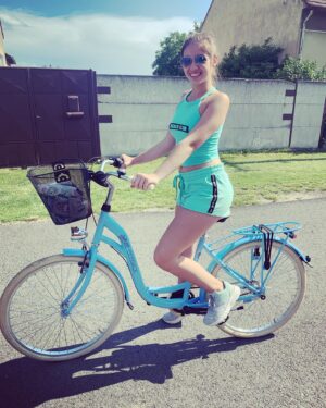 Karolína Kubánková Instagram - Oslavy pokračujú a darčeky pribúdajú. Ja som asi poslúchala 🙈Tento krásny bicykel som dnes dostala od môjho strýka 😍#darcek#bicykel