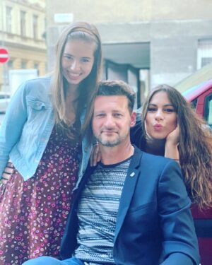 Karolína Kubánková Instagram - Ďakujem všetkým za krásne priania! Jedno z najkrajších včerajších prekvapení bolo, že mi prišli zagratulovať moji seriáloví rodičia ❤️ #narodeniny #oslava #13