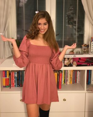 Karolína Kubánková Instagram - ❗️Súťaž❗️Už mi je veru doma dlho! Z dlhej chvíle skúšam účesy so super pomocníkom Rowenta Fashion Stylist 3v1 od @rowenta_czsk S týmto multistylerom spravíte tri účesy. Nie je to super?! 😉 A keďže je mi jasné, že aj vy sa doma nudíte, jeden z vás môže teraz takýto multistyler vyhrať. Stačí ak mi do komentu napíšete, či sa vám viac páčia kučeravé, rovné alebo vlnité vlasy. Jedného z vás vyžrebujem a Fashion Stylist 3v1 mu pošlem. Snáď tie účesy čoskoro vyvenčíme aj vonku 🙏 #rowenta#fashionstylist#zehlicka#uces #spolupraca