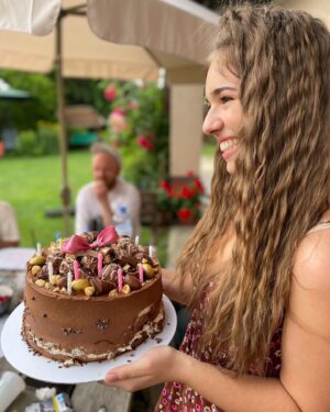 Karolína Kubánková Instagram - Dnes narodeninová oslava opäť na pľaci. Nádherná torta od štábu. Ďakujeeeem 💖🥳 #zlatarybka #tvjoj #narodeniny #torta