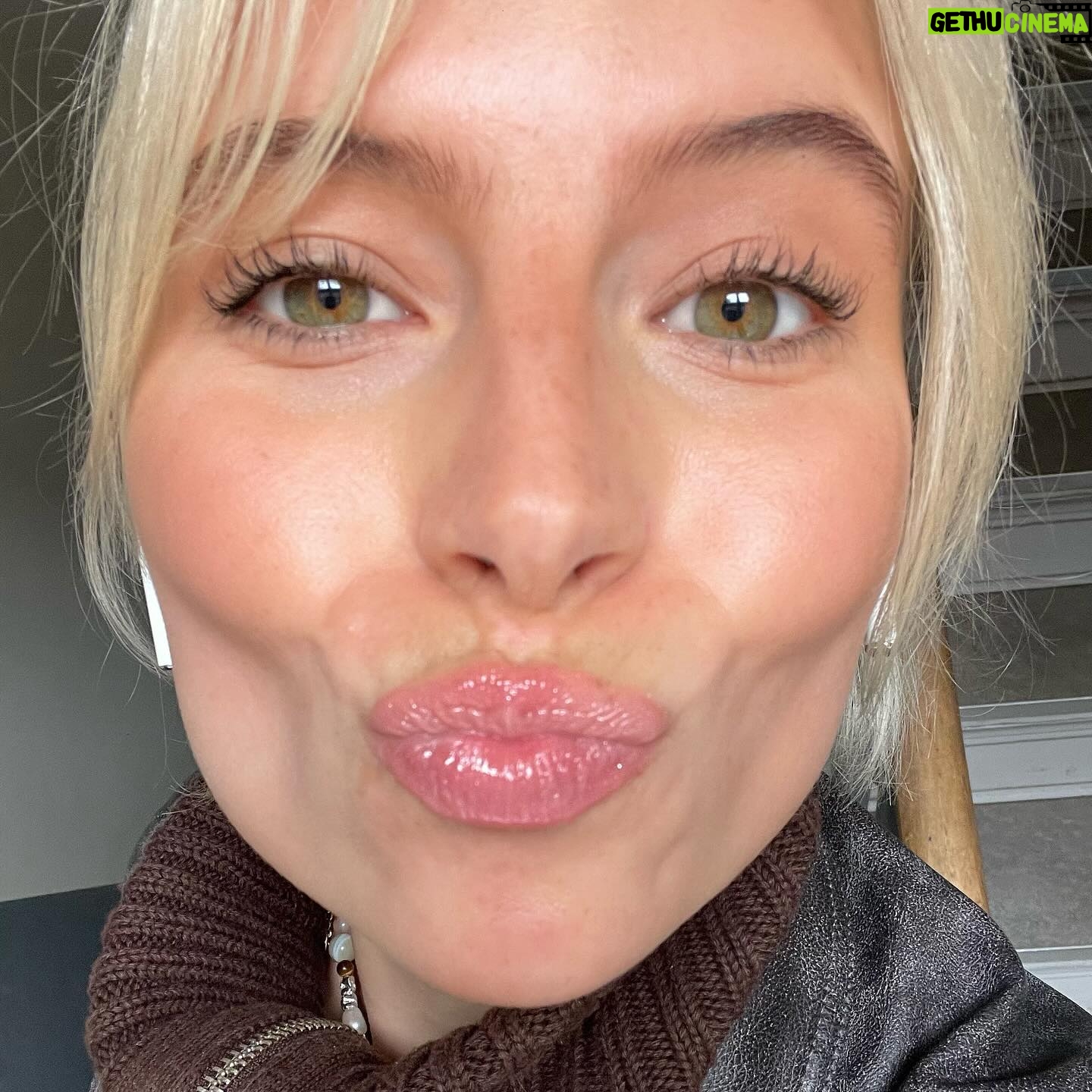 Karoline Hamm - 1.7K Likes - Mange blomster meget hygge 💋💋💋💋💋 annonce