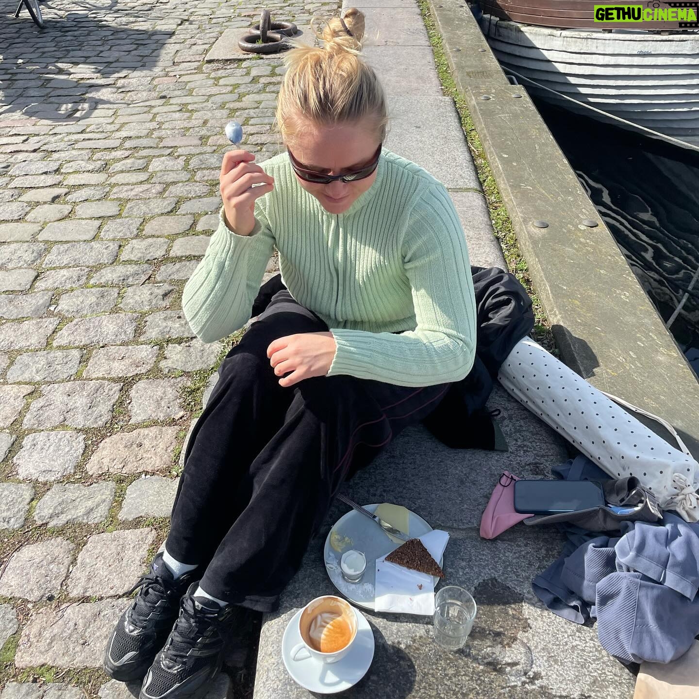 Karoline Hamm - 1.7K Likes - Mange blomster meget hygge 💋💋💋💋💋 annonce