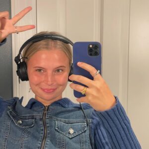 Karoline Hamm Instagram - 2023 🫶🏽 og alle mulige førstegangsoplevelser rigere. Tog en yogauddanelse og startede lidt forfra med mig selv og livet (😇), prøvede at være gæst i podcast (funny, og også nøjeren og underligt at udtale mig om sex og ungdom og forvirrethed fordi why mig), og var instruktørassistent på en spillefilm (rigtig funny, og ekstremt rart at mærke at jeg godt kan bidrage med alt hvad jeg selv har lært som spiller). Nu skal jeg være vært på min egen podcastserie hos @girltalkdk det næste halve år ✨ og det glæder jeg mig til, og jeg er også meget spændt. Og lidt nervøs. Hihi. Det havde jeg altså ikke troet jeg skulle, hvis du spurgte mig sidste år. Men hey, freelance life må jo tage mig hen hvor det vil ✊🏼 jeg prøver bare at følge glædeligt med ❤️ der kan ske alt muligt og ingenting på et år, og jeg glæder mig til at se hvad det her år bliver 🫀🫀