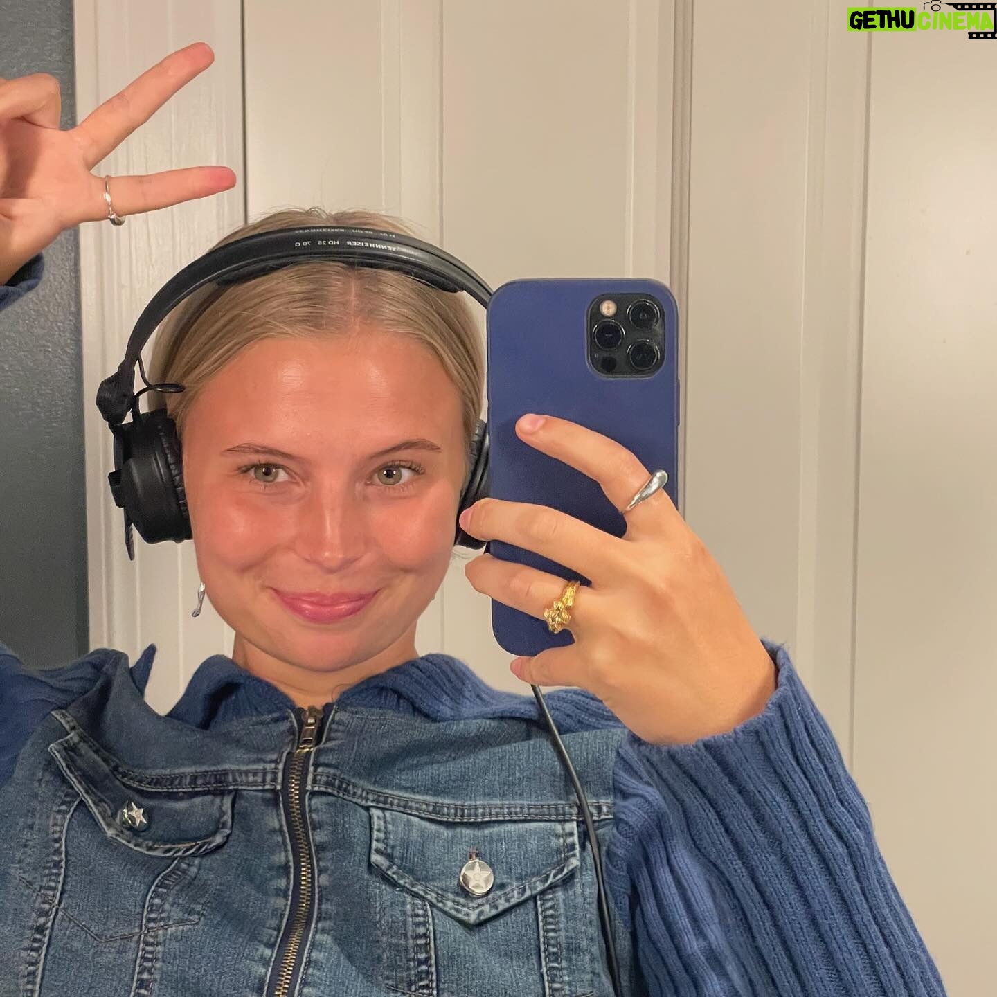 Karoline Hamm - 2.8K Likes - 2023 🫶🏽 og alle mulige førstegangsoplevelser rigere. Tog en yogauddanelse og startede lidt forfra med mig selv og livet (😇), prøvede at være gæst i podcast (funny, og også nøjeren og underligt at udtale mig om sex og ungdom og forvirrethed fordi why mig), og var instruktørassistent på en spillefilm (rigtig funny, og ekstremt rart at mærke at jeg godt kan bidrage med alt hvad jeg selv har lært som spiller). Nu skal jeg være vært på min egen podcastserie hos @girltalkdk det næste halve år ✨ og det glæder jeg mig til, og jeg er også meget spændt. Og lidt nervøs. Hihi. Det havde jeg altså ikke troet jeg skulle, hvis du spurgte mig sidste år. Men hey, freelance life må jo tage mig hen hvor det vil ✊🏼 jeg prøver bare at følge glædeligt med ❤️ der kan ske alt muligt og ingenting på et år, og jeg glæder mig til at se hvad det her år bliver 🫀🫀