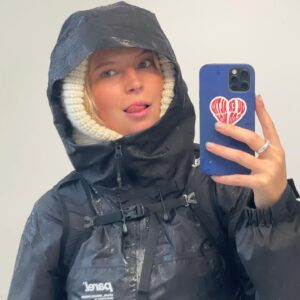 Karoline Hamm Instagram - 2023 🫶🏽 og alle mulige førstegangsoplevelser rigere. Tog en yogauddanelse og startede lidt forfra med mig selv og livet (😇), prøvede at være gæst i podcast (funny, og også nøjeren og underligt at udtale mig om sex og ungdom og forvirrethed fordi why mig), og var instruktørassistent på en spillefilm (rigtig funny, og ekstremt rart at mærke at jeg godt kan bidrage med alt hvad jeg selv har lært som spiller). Nu skal jeg være vært på min egen podcastserie hos @girltalkdk det næste halve år ✨ og det glæder jeg mig til, og jeg er også meget spændt. Og lidt nervøs. Hihi. Det havde jeg altså ikke troet jeg skulle, hvis du spurgte mig sidste år. Men hey, freelance life må jo tage mig hen hvor det vil ✊🏼 jeg prøver bare at følge glædeligt med ❤️ der kan ske alt muligt og ingenting på et år, og jeg glæder mig til at se hvad det her år bliver 🫀🫀