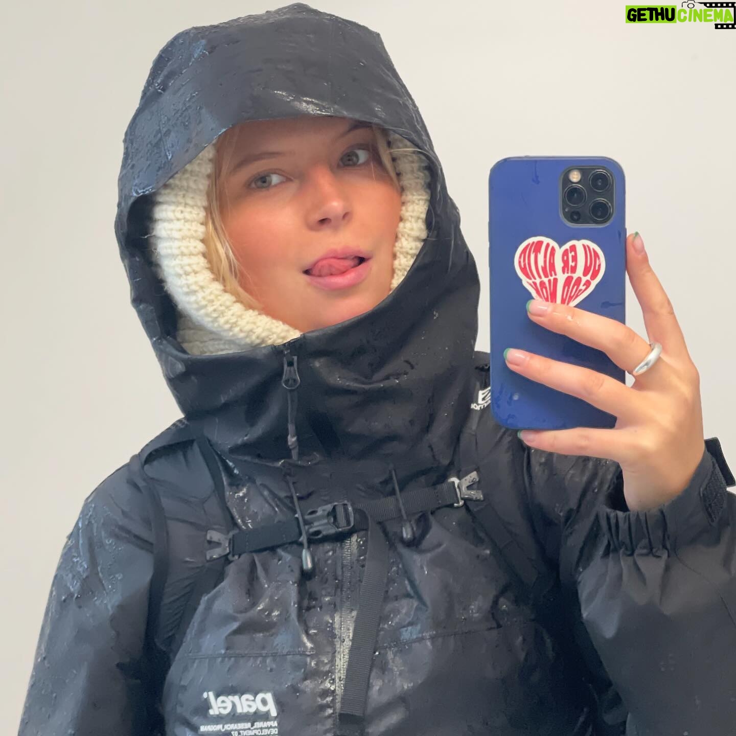 Karoline Hamm - 2.8K Likes - 2023 🫶🏽 og alle mulige førstegangsoplevelser rigere. Tog en yogauddanelse og startede lidt forfra med mig selv og livet (😇), prøvede at være gæst i podcast (funny, og også nøjeren og underligt at udtale mig om sex og ungdom og forvirrethed fordi why mig), og var instruktørassistent på en spillefilm (rigtig funny, og ekstremt rart at mærke at jeg godt kan bidrage med alt hvad jeg selv har lært som spiller). Nu skal jeg være vært på min egen podcastserie hos @girltalkdk det næste halve år ✨ og det glæder jeg mig til, og jeg er også meget spændt. Og lidt nervøs. Hihi. Det havde jeg altså ikke troet jeg skulle, hvis du spurgte mig sidste år. Men hey, freelance life må jo tage mig hen hvor det vil ✊🏼 jeg prøver bare at følge glædeligt med ❤️ der kan ske alt muligt og ingenting på et år, og jeg glæder mig til at se hvad det her år bliver 🫀🫀