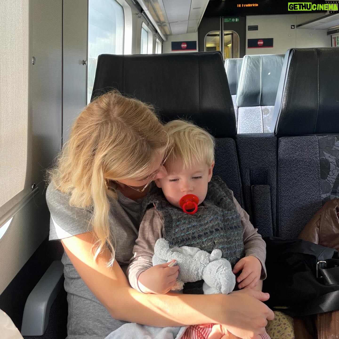 Karoline Hamm - 2.8K Likes - 2023 🫶🏽 og alle mulige førstegangsoplevelser rigere. Tog en yogauddanelse og startede lidt forfra med mig selv og livet (😇), prøvede at være gæst i podcast (funny, og også nøjeren og underligt at udtale mig om sex og ungdom og forvirrethed fordi why mig), og var instruktørassistent på en spillefilm (rigtig funny, og ekstremt rart at mærke at jeg godt kan bidrage med alt hvad jeg selv har lært som spiller). Nu skal jeg være vært på min egen podcastserie hos @girltalkdk det næste halve år ✨ og det glæder jeg mig til, og jeg er også meget spændt. Og lidt nervøs. Hihi. Det havde jeg altså ikke troet jeg skulle, hvis du spurgte mig sidste år. Men hey, freelance life må jo tage mig hen hvor det vil ✊🏼 jeg prøver bare at følge glædeligt med ❤️ der kan ske alt muligt og ingenting på et år, og jeg glæder mig til at se hvad det her år bliver 🫀🫀