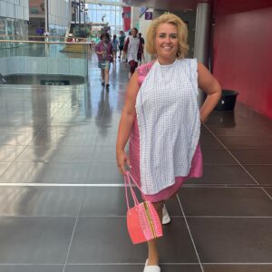 Karoline Hamm Instagram - Fra kæmpe stor knold til kæmpe kort hår fordi @annecathri åbenbart kan få mig til alt 💞 @carmencurlers = jobbet hvor du altid kommer hjem med sindssygt flot (og stort) hår