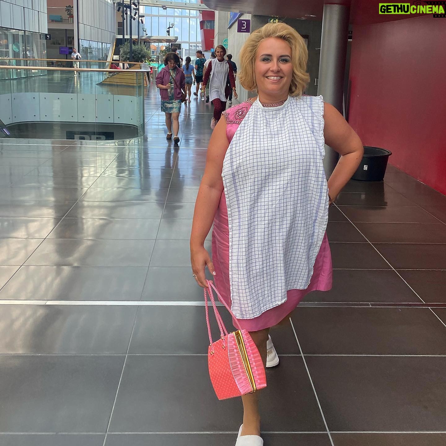 Karoline Hamm - 2.6K Likes - Fra kæmpe stor knold til kæmpe kort hår fordi @annecathri åbenbart kan få mig til alt 💞 @carmencurlers = jobbet hvor du altid kommer hjem med sindssygt flot (og stort) hår