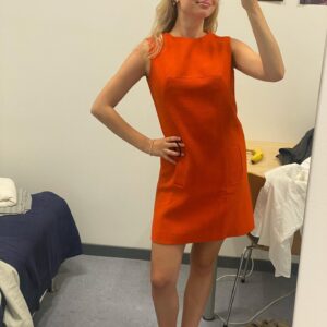 Karoline Hamm Instagram - Fra kæmpe stor knold til kæmpe kort hår fordi @annecathri åbenbart kan få mig til alt 💞 @carmencurlers = jobbet hvor du altid kommer hjem med sindssygt flot (og stort) hår