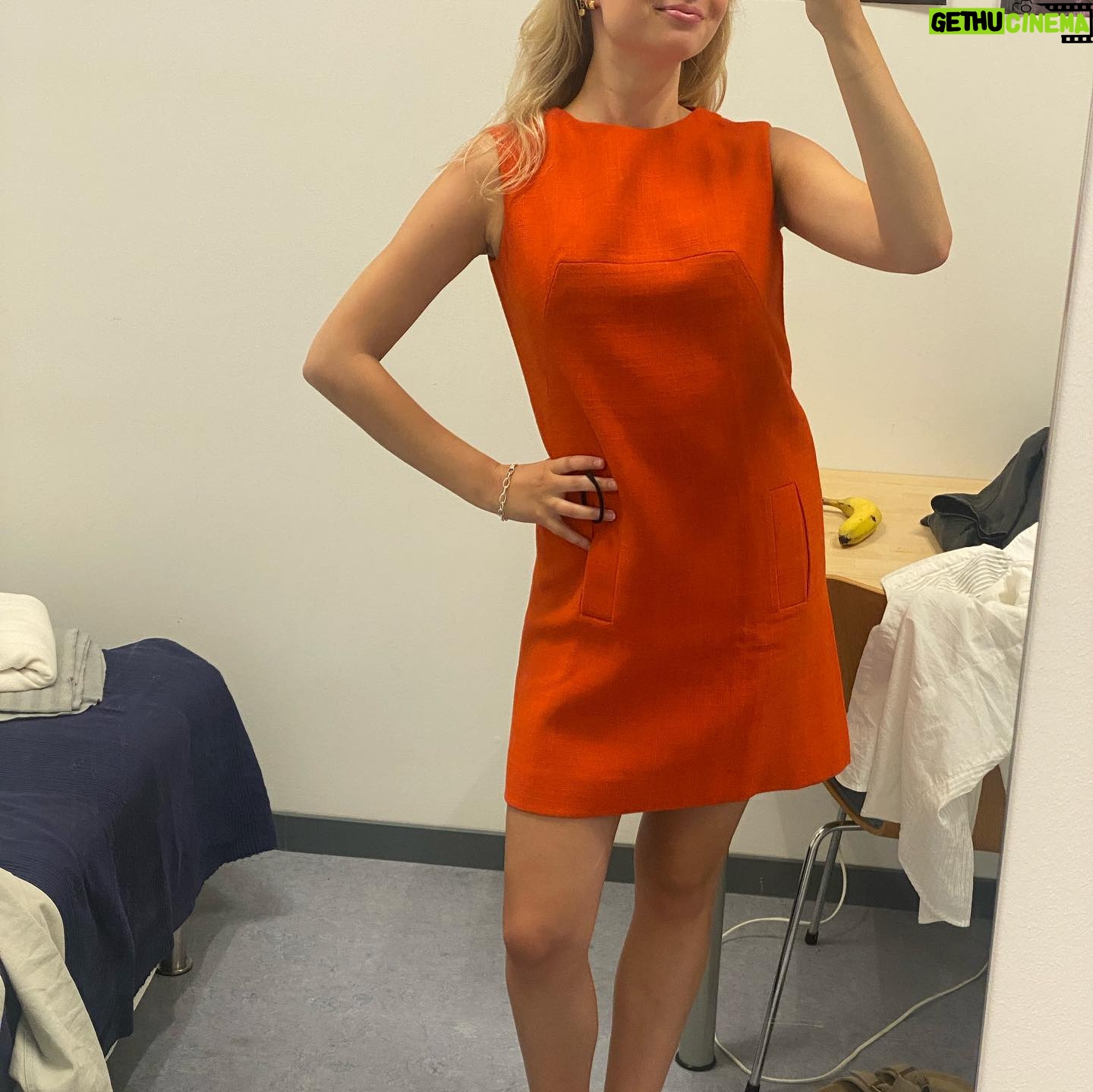 Karoline Hamm - 2.6K Likes - Fra kæmpe stor knold til kæmpe kort hår fordi @annecathri åbenbart kan få mig til alt 💞 @carmencurlers = jobbet hvor du altid kommer hjem med sindssygt flot (og stort) hår