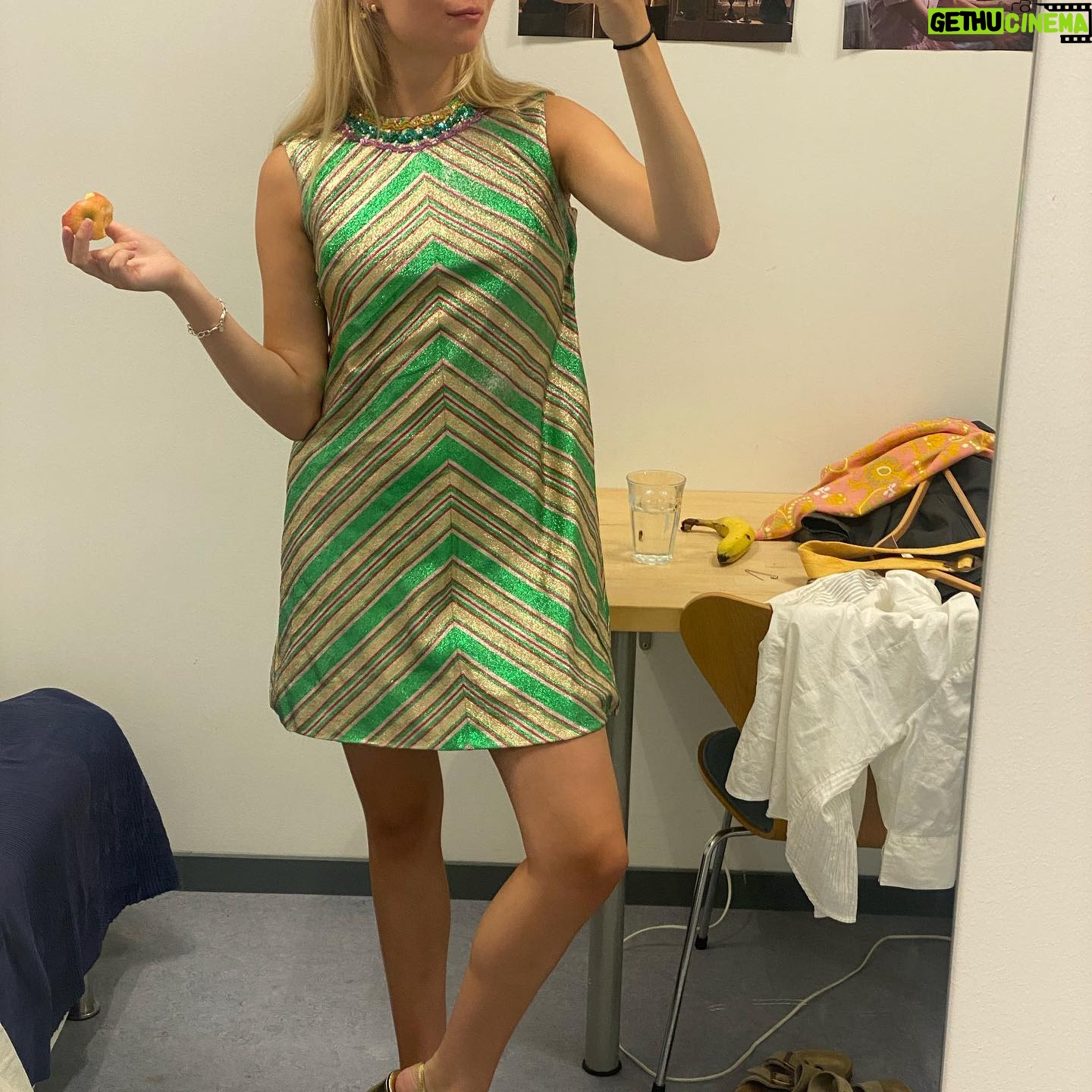 Karoline Hamm - 2.6K Likes - Fra kæmpe stor knold til kæmpe kort hår fordi @annecathri åbenbart kan få mig til alt 💞 @carmencurlers = jobbet hvor du altid kommer hjem med sindssygt flot (og stort) hår