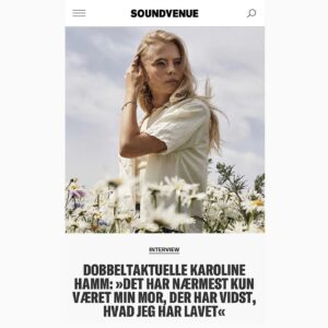 Karoline Hamm Instagram - En snak med Soundvenue om min vej til at blive skuespiller, og om i mange år ikke at turde snakke højt om det 💕 Om mit arbejde med SMUK og Drenge og deres forskellige vinkler på grænser og den her ungdom vi alle prøver at finde hoved og hale i. Og om deling af nøgenbilleder fordi!!!!😵‍💫 Jeg håber sådan at de her to projekter kan åbne op for debat og snak rundt omkring🐘 Blomsterbilledet har @nikolajthaning taget, og sidste billede har jeg selv taget en aften efter at have besøgt 6 biografer i Jylland 🍿