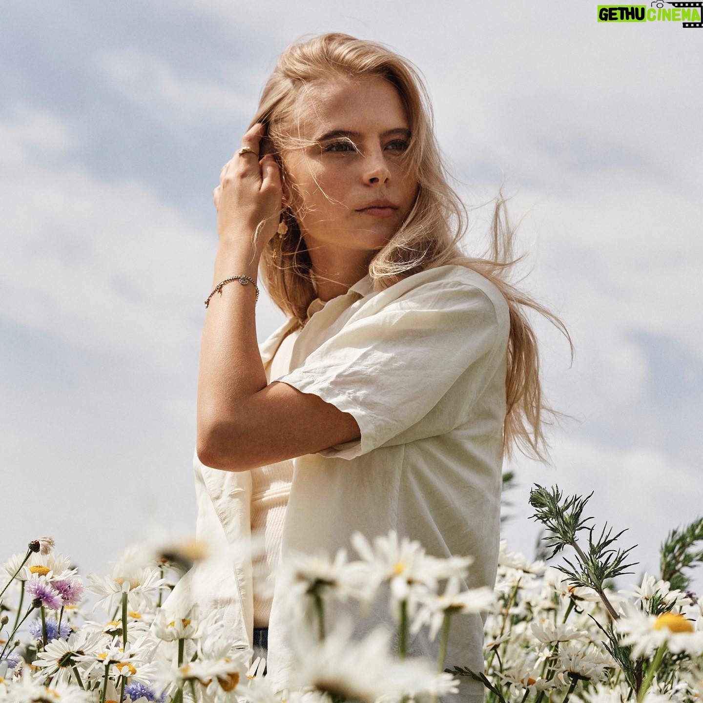 Karoline Hamm - 1.9K Likes - En snak med Soundvenue om min vej til at blive skuespiller, og om i mange år ikke at turde snakke højt om det 💕 Om mit arbejde med SMUK og Drenge og deres forskellige vinkler på grænser og den her ungdom vi alle prøver at finde hoved og hale i. Og om deling af nøgenbilleder fordi!!!!😵💫 Jeg håber sådan at de her to projekter kan åbne op for debat og snak rundt omkring🐘 Blomsterbilledet har @nikolajthaning taget, og sidste billede har jeg selv taget en aften efter at have besøgt 6 biografer i Jylland 🍿