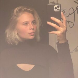 Karoline Hamm Instagram - En snak med Soundvenue om min vej til at blive skuespiller, og om i mange år ikke at turde snakke højt om det 💕 Om mit arbejde med SMUK og Drenge og deres forskellige vinkler på grænser og den her ungdom vi alle prøver at finde hoved og hale i. Og om deling af nøgenbilleder fordi!!!!😵‍💫 Jeg håber sådan at de her to projekter kan åbne op for debat og snak rundt omkring🐘 Blomsterbilledet har @nikolajthaning taget, og sidste billede har jeg selv taget en aften efter at have besøgt 6 biografer i Jylland 🍿