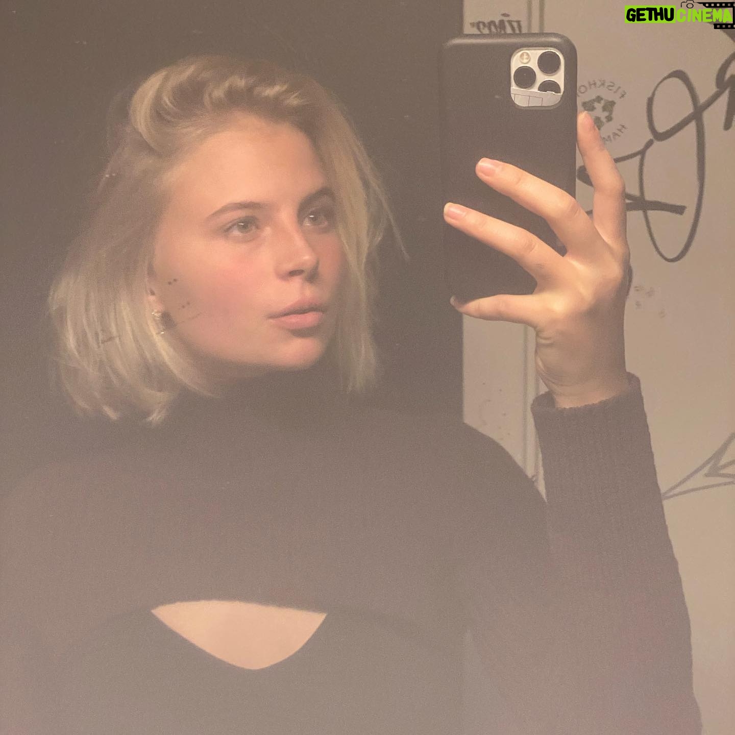 Karoline Hamm - 1.9K Likes - En snak med Soundvenue om min vej til at blive skuespiller, og om i mange år ikke at turde snakke højt om det 💕 Om mit arbejde med SMUK og Drenge og deres forskellige vinkler på grænser og den her ungdom vi alle prøver at finde hoved og hale i. Og om deling af nøgenbilleder fordi!!!!😵💫 Jeg håber sådan at de her to projekter kan åbne op for debat og snak rundt omkring🐘 Blomsterbilledet har @nikolajthaning taget, og sidste billede har jeg selv taget en aften efter at have besøgt 6 biografer i Jylland 🍿