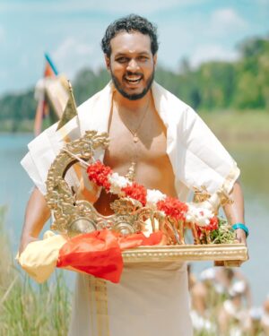 Karthik Surya Instagram - ആറന്മുള vibes 🥰
.
One of the most exciting and energetic fooding experience I have ever had in my life guys. 
.
📸 @aravind_krishna_a_k 
.
This was just an awesome vlog day guys.
.
.
#aranmula #vallamkali #traditio #kerala #keralatourism #keralatradition #karthiksurya #karthiksuryavlogs