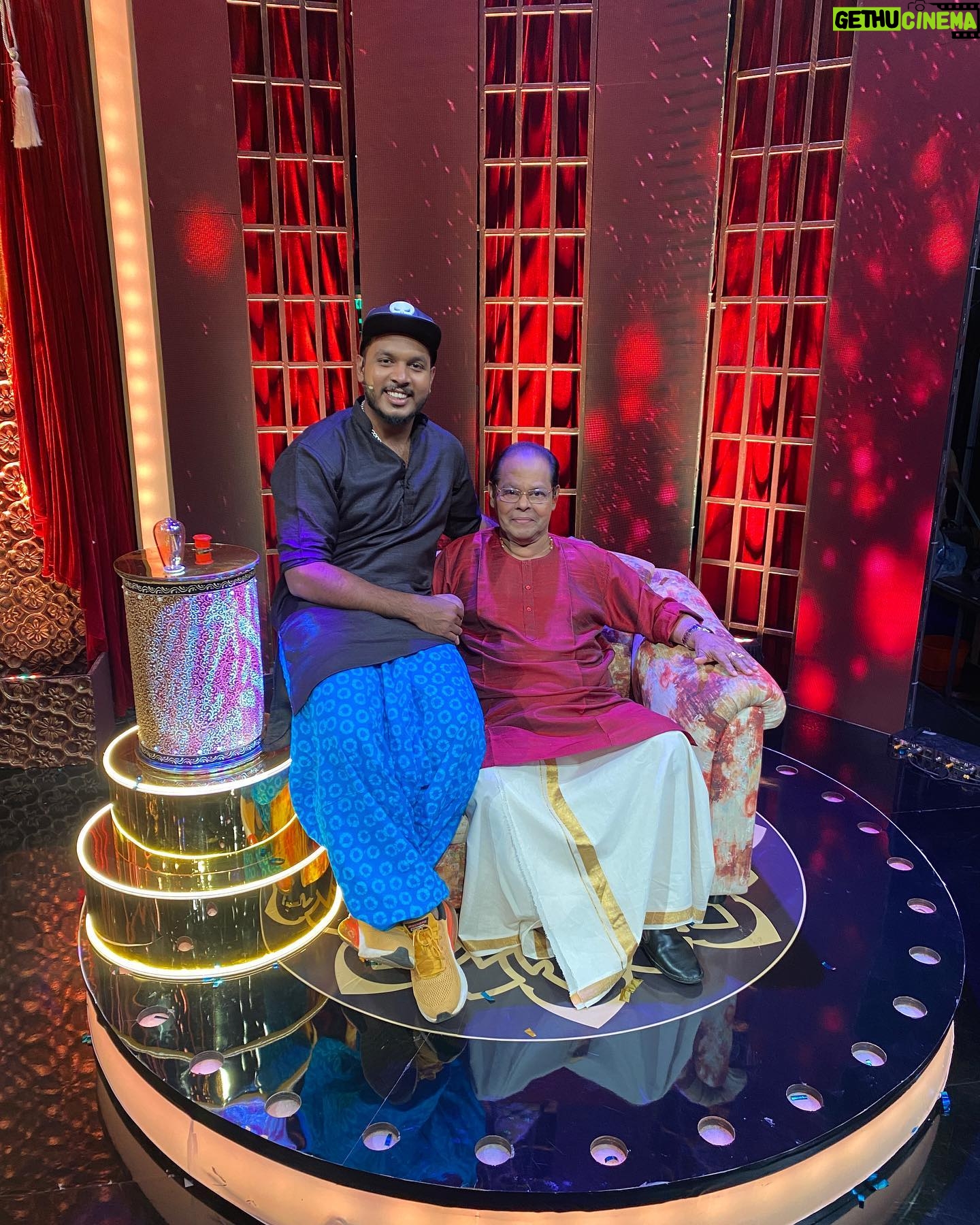 Karthik Surya - 95.8K Likes - അതെ അതെ
ചെന്തെങ്ങിന്റെ കുല ആണേല് ആടും
നാടൻ തെങ്ങിന്റെ കുല ആണെങ്കിൽ ആടില്ല
എനിക്ക് അനുഭവം ഉണ്ട്
.
.
ഇന്നസെന്റ് ചേട്ടൻ ഇഷ്ടം 🥰
.
.
{#trivandrumplace🌴 #moodygramkerala #moodygram_kerala #thatkeralalife #trivandrum #trivandrumdiaries #kerala_360 #keralagodsowncountry #thiruvananthapuram #malluwood #mallugram #malluboy #keralagallery #keraladiaries🌴 #keralastyle #karthiksurya #karthiksuryavlogs #daretodream #keralafood #keralamodels #keralatalents #keralam #kerala_godsowncountry #malluvlogger #tvanchor #mazhavilmanorama #keralabeauty #bumperchiri #oruchiriiruchiribumperchiri