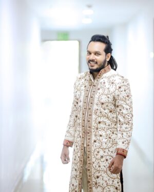 Karthik Surya Instagram - Mazhavil Samrajyathe, Bumper Chiri Samrajyathile Anchor Yuvarajav Karthik Surya photom pidikkanayi pose cheyunnu😎
.
.
Ninak itra mudi eppo vannu enna chodyam nirodhichirikunnu. Thiruppan aanu guys aa back il irikkanee😝
.
.
Ee dress nu odukathe kanam aayirunnu guys. Kurangath oru 10-15kg enkilum undarunnu kanum😌
.
.
📸 @ajfotographie 
.
{#trivandrumplace🌴 #moodygramkerala #moodygram_kerala #thatkeralalife #trivandrum #trivandrumdiaries #kerala_360 #keralagodsowncountry #thiruvananthapuram #malluwood #mallugram #malluboy #keralagallery #keraladiaries🌴 #keralastyle #karthiksurya #karthiksuryavlogs #daretodream #keralafood #keralamodels #keralatalents #honda #kerala_godsowncountry #malluvlogger #tvanchor #mazhavilmanorama #hondacity #bumperchiri #oruchiriiruchiribumperchiri