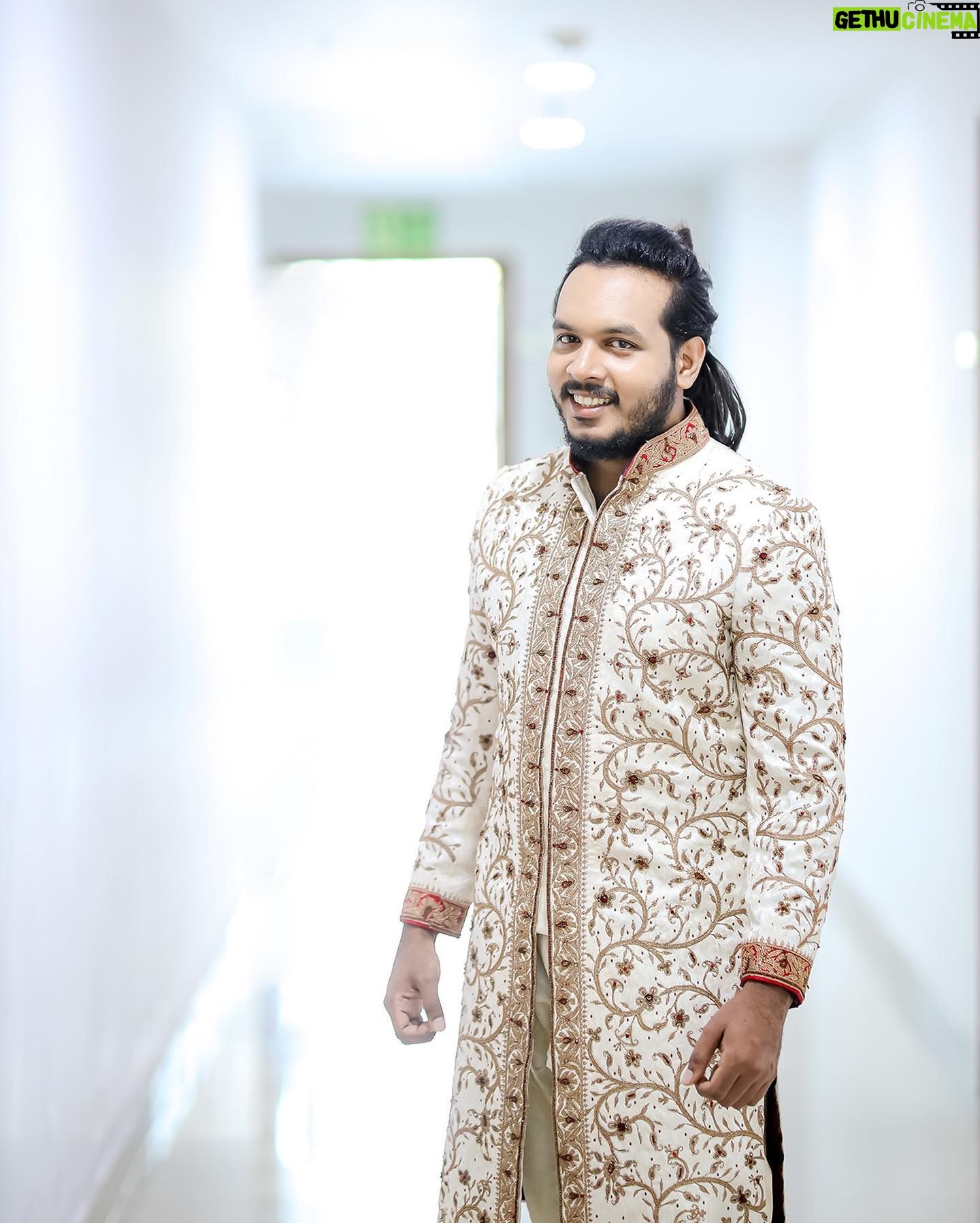 Karthik Surya - 101.8K Likes - Mazhavil Samrajyathe, Bumper Chiri Samrajyathile Anchor Yuvarajav Karthik Surya photom pidikkanayi pose cheyunnu😎
.
.
Ninak itra mudi eppo vannu enna chodyam nirodhichirikunnu. Thiruppan aanu guys aa back il irikkanee😝
.
.
Ee dress nu odukathe kanam aayirunnu guys. Kurangath oru 10-15kg enkilum undarunnu kanum😌
.
.
📸 @ajfotographie
.
{#trivandrumplace🌴 #moodygramkerala #moodygram_kerala #thatkeralalife #trivandrum #trivandrumdiaries #kerala_360 #keralagodsowncountry #thiruvananthapuram #malluwood #mallugram #malluboy #keralagallery #keraladiaries🌴 #keralastyle #karthiksurya #karthiksuryavlogs #daretodream #keralafood #keralamodels #keralatalents #honda #kerala_godsowncountry #malluvlogger #tvanchor #mazhavilmanorama #hondacity #bumperchiri #oruchiriiruchiribumperchiri