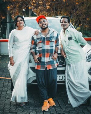 Karthik Surya Instagram - ചെകുത്താനും കടലിനും നടുവിൽ 😜
.
.
@pillai_manju മാമനോടൊന്നും തോന്നലേ 😜😜
.
.
കൂടുതൽ ഒന്നും ചോദിക്കരുത് ഗയ്‌സ്.
പുതിയ ഫാഷൻ ആ ഫാഷൻ😁
.
.
@sabumon_aka_biggboss അണ്ണന് പകരം അണ്ണന്റെ കാർ വെച്ചു അഡ്ജസ്റ്റ് ചെയ്തു ഗയ്‌സ് 😁
.
.
Photom pidichath @ru__fi_ 🥰 @_rd_films 
.
.
Padam grade cheythath @ullasonline 
.
.
Ahm appo ok ini pokko guys tazhe kurach ari vitharunna pole hashtags idan povanee. Ningal vaayichath mathi. Pokko🛺🚨
.
.

{#trivandrumplace🌴 #moodygramkerala #moodygram_kerala #thatkeralalife #trivandrum #trivandrumdiaries #kerala_360 #keralagodsowncountry #thiruvananthapuram #malluwood #mallugram #malluboy #keralagallery #keraladiaries🌴 #keralastyle #karthiksurya #karthiksuryavlogs #daretodream #keralafood #keralamodels #keralatalents #keralam #kerala_godsowncountry #malluvlogger #tvanchor #mazhavilmanorama #keralabeauty #bumperchiri #oruchiriiruchiribumperchiri
