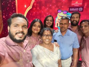 Karthik Surya Instagram - The time when achanum ammayum came to Bumper Chiri🥰
.
Enthokkeya alle guys life il sambhavikkanee😄
#karthiksurya #family #ocicbc #bumperchiri