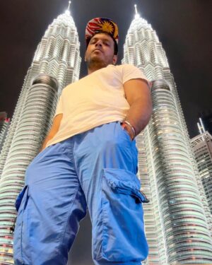 Karthik Surya Instagram - Petronas twin tower il lesham attitude irikatte😜. 
.
Onnum parayan illa guys mothathil vibe trip aarunnu njangalde😍
.
Avide enthokke aanu kaanich koottiyenn oorth eadukkan polum pattanilla. Atra alamb aarunnu😁.
.
Entayalum hope you guys enjoy the vlog🥰
.
#malaysia #petronastwintowers #karthiksurya #petronastowers #karthiksuryavlogs