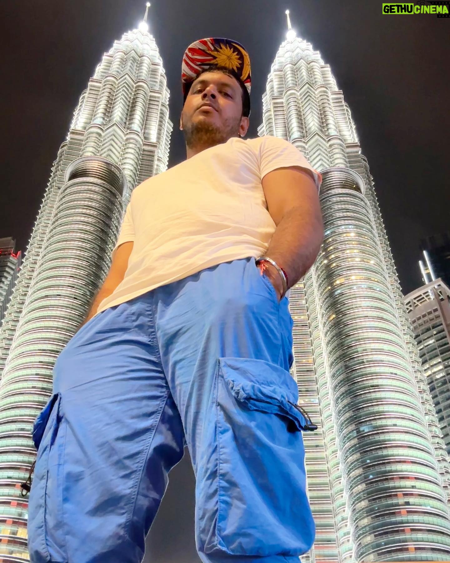 Karthik Surya - 102.3K Likes - Petronas twin tower il lesham attitude irikatte😜.
.
Onnum parayan illa guys mothathil vibe trip aarunnu njangalde😍
.
Avide enthokke aanu kaanich koottiyenn oorth eadukkan polum pattanilla. Atra alamb aarunnu😁.
.
Entayalum hope you guys enjoy the vlog🥰
.
#malaysia #petronastwintowers #karthiksurya #petronastowers #karthiksuryavlogs