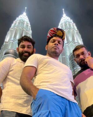 Karthik Surya Instagram - Petronas twin tower il lesham attitude irikatte😜. 
.
Onnum parayan illa guys mothathil vibe trip aarunnu njangalde😍
.
Avide enthokke aanu kaanich koottiyenn oorth eadukkan polum pattanilla. Atra alamb aarunnu😁.
.
Entayalum hope you guys enjoy the vlog🥰
.
#malaysia #petronastwintowers #karthiksurya #petronastowers #karthiksuryavlogs