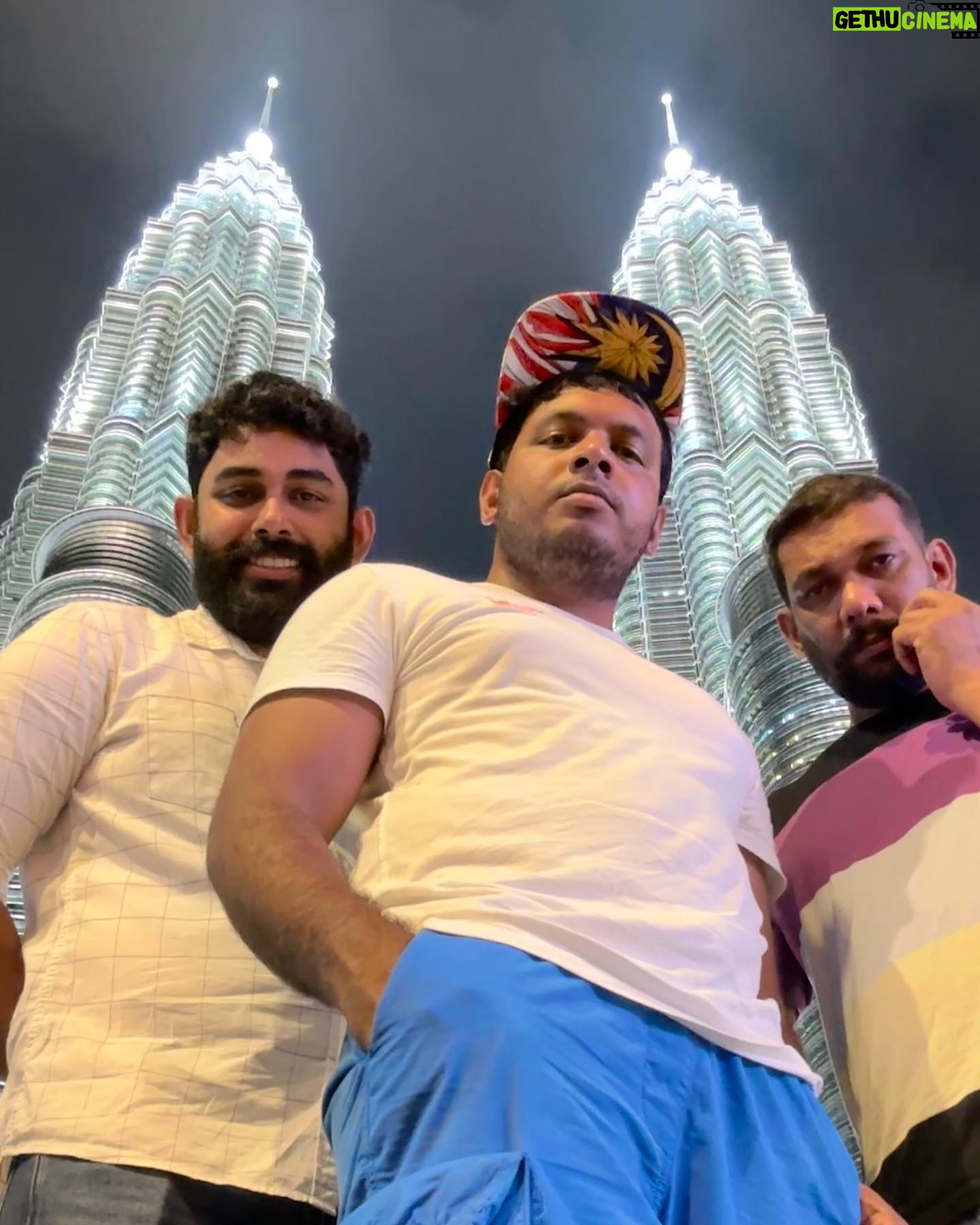 Karthik Surya - 102.3K Likes - Petronas twin tower il lesham attitude irikatte😜.
.
Onnum parayan illa guys mothathil vibe trip aarunnu njangalde😍
.
Avide enthokke aanu kaanich koottiyenn oorth eadukkan polum pattanilla. Atra alamb aarunnu😁.
.
Entayalum hope you guys enjoy the vlog🥰
.
#malaysia #petronastwintowers #karthiksurya #petronastowers #karthiksuryavlogs