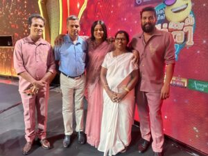 Karthik Surya Instagram - The time when achanum ammayum came to Bumper Chiri🥰
.
Enthokkeya alle guys life il sambhavikkanee😄
#karthiksurya #family #ocicbc #bumperchiri