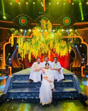 Karthik Surya Instagram - Bumper Chiriyide vakayum ellavarkkum onashamsakal nerunnu🥰
.
.
1️⃣manju chechi varatha vishamathil nilkunna 3 aangalamar😜
2️⃣konnamarathinte mootil irunnal nirvana poyitt oeu vanom kittilla enn manassilakkiya le njan😎
3️⃣manju chechi avasanam vanna santoshthil kanikonnakk keezhil oru family padam koode eaduth vijrambich irikunna njangal
4️⃣oeh selfie edond ninnappom ivan enth malar aanu ee kaanikune enna expression um aayi background il nikinna sabu annan
5️⃣ente oru kann eppozhum itil kanum, njan shredhichillel ee preprakam ithum pokki mungi kalangaloo😜
6️⃣oru kudumba chitram🥰
.
#karthiksurya #karthiksuryavlogs #mazhavilmanorama #happyvishu #vishu