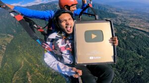 Karthik Surya Instagram - Happiest man in the world🥰
.
Ningalkk tarunna ee sneham ellam njan oru 100 iratti akki content roopathil tarum guys. 
.
Enthanennariyavooo, coz I love you all so damn much🥰
.
@youtubeindia first ever golden playbutton unboxing in the sky
.
#Dare2Dream #paragliding #livelifetothefullest #playbutton #youtube