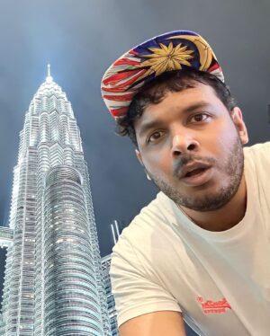 Karthik Surya Instagram - Petronas twin tower il lesham attitude irikatte😜. 
.
Onnum parayan illa guys mothathil vibe trip aarunnu njangalde😍
.
Avide enthokke aanu kaanich koottiyenn oorth eadukkan polum pattanilla. Atra alamb aarunnu😁.
.
Entayalum hope you guys enjoy the vlog🥰
.
#malaysia #petronastwintowers #karthiksurya #petronastowers #karthiksuryavlogs