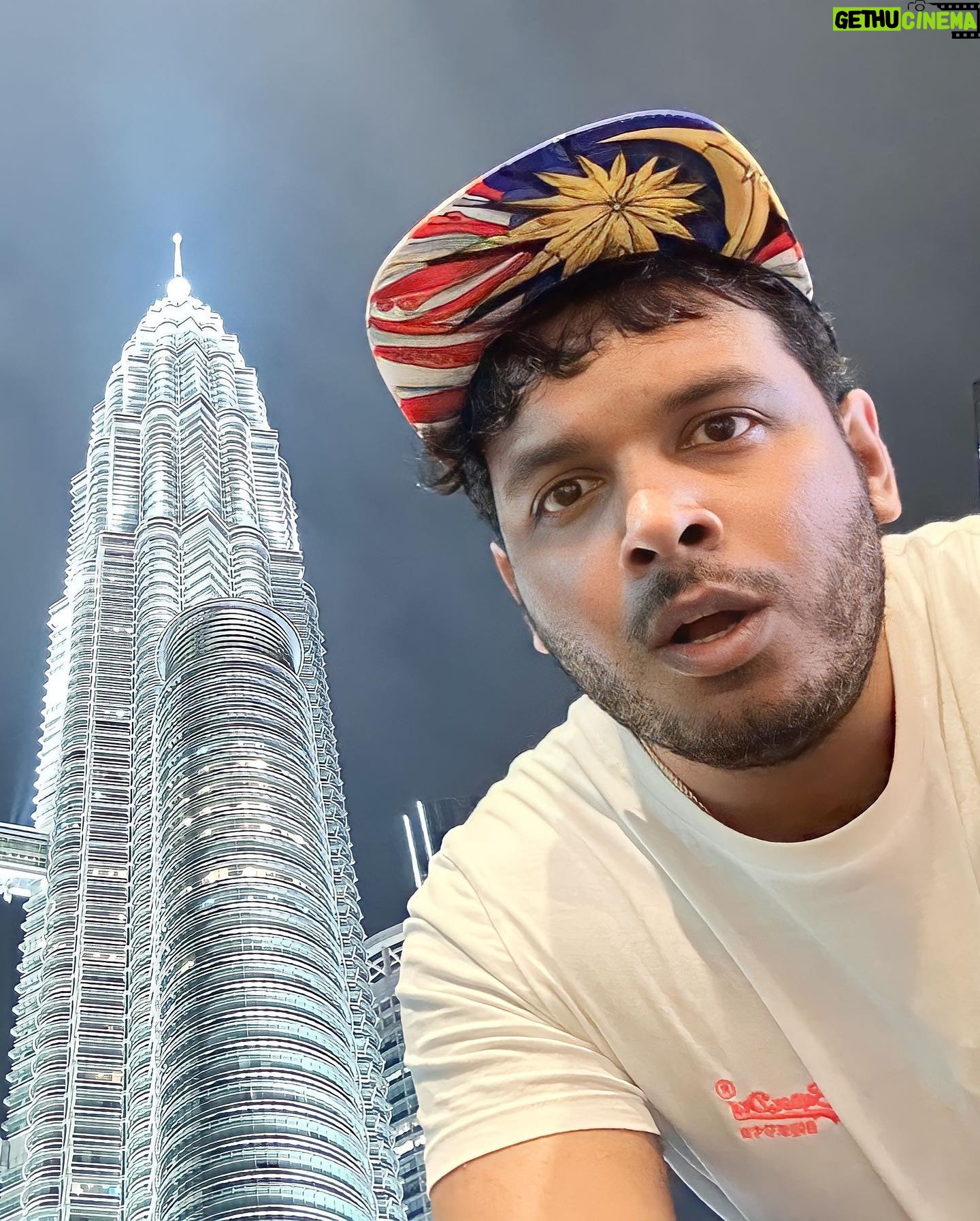Karthik Surya - 102.3K Likes - Petronas twin tower il lesham attitude irikatte😜.
.
Onnum parayan illa guys mothathil vibe trip aarunnu njangalde😍
.
Avide enthokke aanu kaanich koottiyenn oorth eadukkan polum pattanilla. Atra alamb aarunnu😁.
.
Entayalum hope you guys enjoy the vlog🥰
.
#malaysia #petronastwintowers #karthiksurya #petronastowers #karthiksuryavlogs