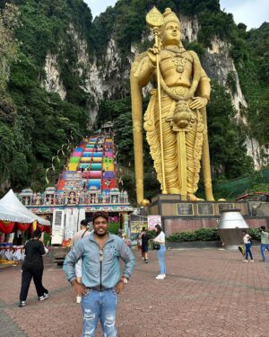Karthik Surya Instagram - വെട്രിവേൽമുരുഗനുക്ക് ഹരഹരോ ഹരഹര 🙏🏾🥰🦚
.
Was such a serene experience, special thanks to gounder @sabumon_aka_biggboss for taking me there😍
.
Guys van pwoli aayirunnu murugan kovilil poyath😃
.
#batucaves #karthiksurya #malaysia #travelvlog