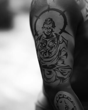 Karthik Surya Instagram - നമ്മടെ ചെക്കന്റെ കല്യാണം പൊളിയാക്കണം 😜
@akhilesh_hari 
.
Ee tattoo motham cheytha @sachin_san_tattoos num design cheytha @customcolors_insta num photom pidicha @aravind_krishna_a_k um motham neram irunn set akkiya @arun.mahadeva aliyanum ee nimishathil njan pratyeka nanni rekhapeduthunnu🥰🥰
.
.
#marriage #surprise #tattoo #fullbodytattoo #karthiksurya