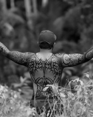 Karthik Surya Instagram - നമ്മടെ ചെക്കന്റെ കല്യാണം പൊളിയാക്കണം 😜
@akhilesh_hari 
.
Ee tattoo motham cheytha @sachin_san_tattoos num design cheytha @customcolors_insta num photom pidicha @aravind_krishna_a_k um motham neram irunn set akkiya @arun.mahadeva aliyanum ee nimishathil njan pratyeka nanni rekhapeduthunnu🥰🥰
.
.
#marriage #surprise #tattoo #fullbodytattoo #karthiksurya