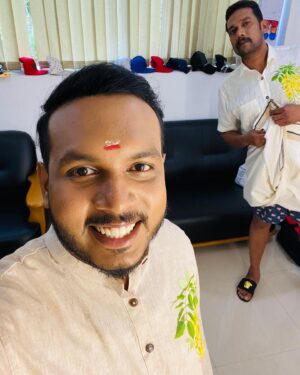 Karthik Surya Instagram - Bumper Chiriyide vakayum ellavarkkum onashamsakal nerunnu🥰
.
.
1️⃣manju chechi varatha vishamathil nilkunna 3 aangalamar😜
2️⃣konnamarathinte mootil irunnal nirvana poyitt oeu vanom kittilla enn manassilakkiya le njan😎
3️⃣manju chechi avasanam vanna santoshthil kanikonnakk keezhil oru family padam koode eaduth vijrambich irikunna njangal
4️⃣oeh selfie edond ninnappom ivan enth malar aanu ee kaanikune enna expression um aayi background il nikinna sabu annan
5️⃣ente oru kann eppozhum itil kanum, njan shredhichillel ee preprakam ithum pokki mungi kalangaloo😜
6️⃣oru kudumba chitram🥰
.
#karthiksurya #karthiksuryavlogs #mazhavilmanorama #happyvishu #vishu