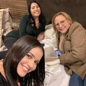 Kary Musa Instagram - Gracias por siempre estar ahí❤️ Familia es familia y cuando los que no valen la pena se van de tu vida, aprendes a valorar más a los que siempre han estado y que se quedarán por siempre apoyándonos con todo su amor y comprensión❤️