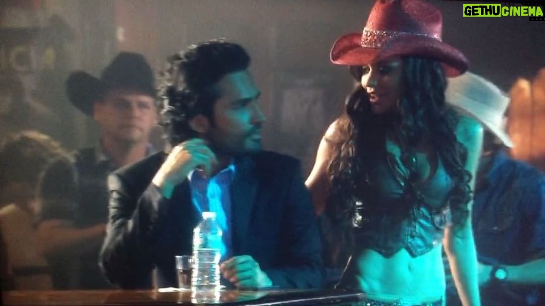 Kary Musa - 359 Likes - Aquí empezando la semana con un bailecito y seduciendo a Albeiro @fabianrioss @sinsenossihay 💃🏻wepaaa!!! @telemundo #tierradereyes