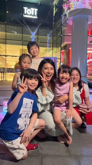 Karyn Wong Instagram - Counting down to Music In The City 1st Year Anniversary tomorrow! 🥳🥳 YES IT HAS BEEN A YEAR YAYY!!

I can’t wait, see you at Suntec Plaza tomorrow 5 June from 6.15pm to 8.15pm! We’ll be playing games, singing songs and having fun together!

(No, we are not a childcare centre, it so happens that the kids who come are really good singers. And they’re brave too haha) 

Video taken last week by @alicialohh._ @streetxmermaid when @guitarstreet was still overseas 📹