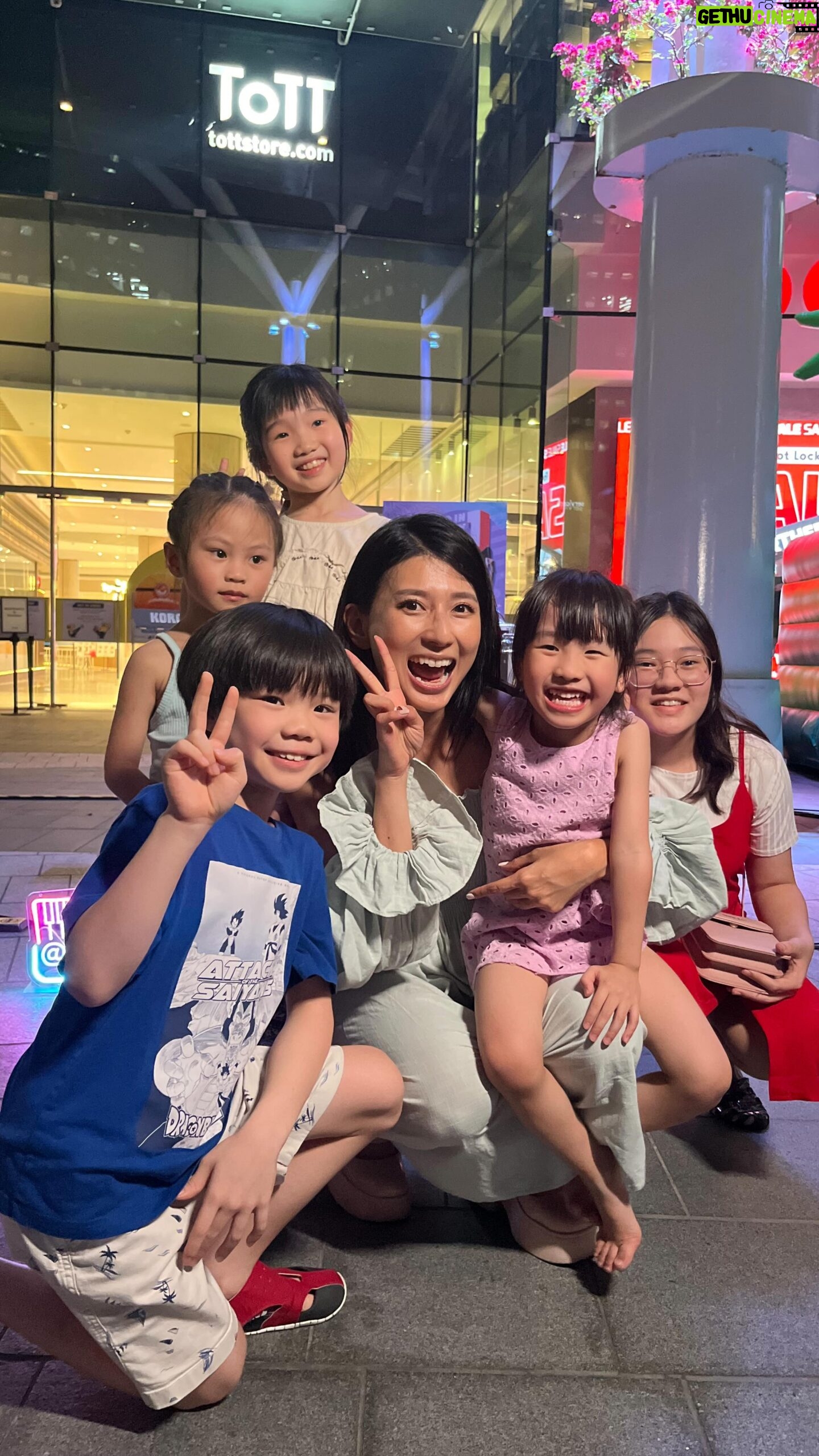 Karyn Wong - 362 Likes - Counting down to Music In The City 1st Year Anniversary tomorrow! 🥳🥳 YES IT HAS BEEN A YEAR YAYY!!
I can’t wait, see you at Suntec Plaza tomorrow 5 June from 6.15pm to 8.15pm! We’ll be playing games, singing songs and having fun together!
(No, we are not a childcare centre, it so happens that the kids who come are really good singers. And they’re brave too haha)
Video taken last week by @alicialohh._ @streetxmermaid when @guitarstreet was still overseas 📹