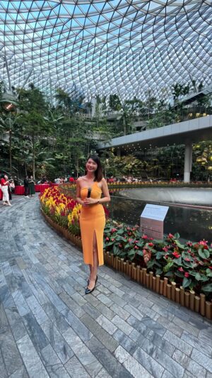 Karyn Wong Instagram - When hosting brings me amazing experiences 🥹 

Watching videos of myself host always gives me the cringe 😖 and I always like to judge myself on how I can do better - posture, enunciation, tonality, choice of words etc. But I need to constantly remind myself that as I do that, I also need to remember the encouragement from people when they came up to say “good job”, and the joy that I experience from getting the opportunity to do all these amazing things. 🧡🧡🧡

This is a throwback video to @jewelchangiairport partners and tenants lohei event. Can’t thank them enough (hello Amanda, yes I thank you very much ☺️) for trusting me to do this first event with you guys. Also the team from @noontalk_media for running the show so smoothly and of course, @flyentertains the best team that helps me take care of everything pre- and post- event so I can focus on doing my job well. 

Don’t worry if you’re cringing over these hosting videos hahahahaha — because I’ll continue to post them 😎😎 then y’all can watch and be with me on this journey to improve hehe. They say it (or rather, I) will get better. I hope so! 🔥🔥🔥🔥

Dress rented from @rentadella 
Shoes worn since forever from @oleah.co
