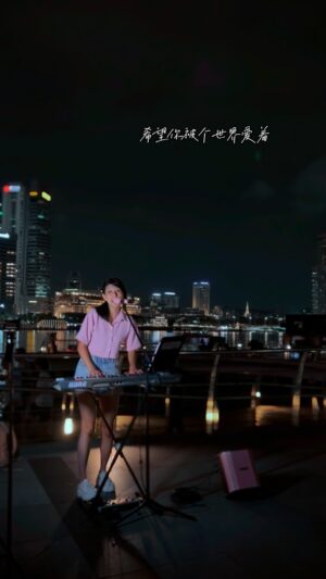 Karyn Wong Instagram - Playing against this very beautiful backdrop of my country makes me immensely grateful to be living here. I love you Singapore 🇸🇬 Congratulations on the new Cabinet and may we all continue to prosper together ♥️♥️

🎧: 希望你被这个世界爱着
🎤🎹🔈: @korg.sg @sennheisersingapore @bose_professional @citymusicsg @fancysoundsg 
Video credit: @wanxuannx @sj1413_ 

#sgbusking #busking #buskingsingapore