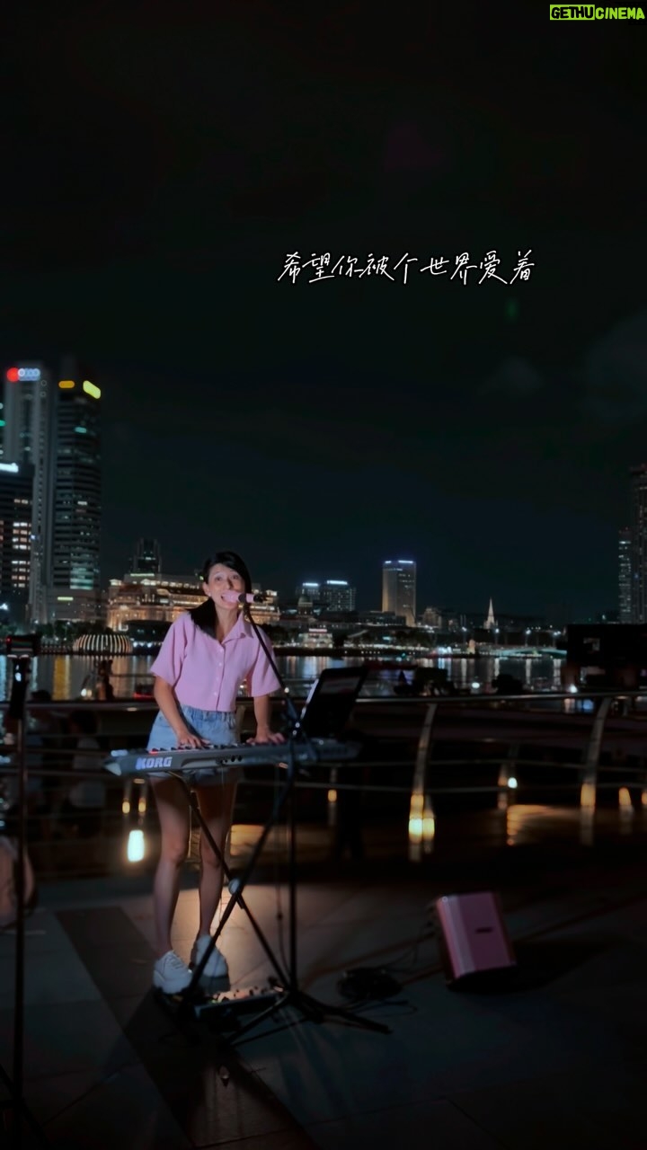 Karyn Wong - 723 Likes - Playing against this very beautiful backdrop of my country makes me immensely grateful to be living here. I love you Singapore 🇸🇬 Congratulations on the new Cabinet and may we all continue to prosper together ♥️♥️
🎧: 希望你被这个世界爱着
🎤🎹🔈: @korg.sg @sennheisersingapore @bose_professional @citymusicsg @fancysoundsg
Video credit: @wanxuannx @sj1413_
#sgbusking #busking #buskingsingapore