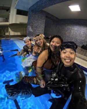 Karyn Wong Instagram - 獨自一個人去台灣，卻有那麼多人照顧。幸運、幸福。
謝謝照顧我的你們！🩷🩷🩷🩷

>> scroll to the end for a cutie pie 🥰 
>> you can stop reading here haha 

大剌剌的外表底下我其實膽子非常小，從小就被家人捧在手心，獨立指數等於零。被疼愛的人總是犯賤，常常想辦法減低自己的依賴程度。所以啊，常常要逼著自己獨自旅行，讓自己有些許害怕、擔心。

這次的旅行，少刷手機，多看身邊的風景，多感受自己的內心，感覺良好。回到舒適的床、熟悉的家，時時刻刻都在提醒自己，不要再像以往一樣，繼續沈迷於刷手機這個壞習慣了。

此刻正在反思的我，聽著田馥甄的歌，真的好療癒。明年台灣獨自旅遊，我們再見咯。

可能當我越來越獨立，越來越勇敢，下次就可以挑戰更多獨自旅遊的國家了。黃詩敏，加油。